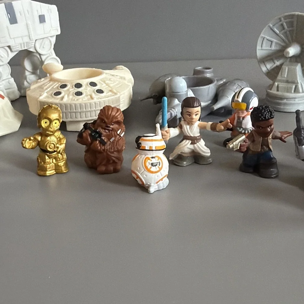 Lot of 24 Miniature Star Wars Figures and Spaceships by Hasbro/Disney Grogu